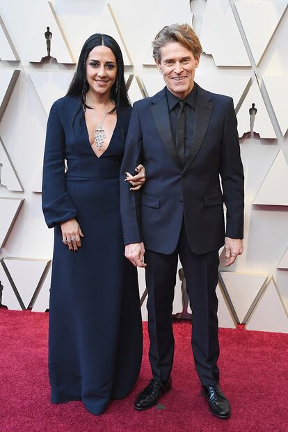 Willem Dafoe, nominado al Oscar a mejor actor por su papel en Van Gogh: a las puertas de la eternidad, y su esposa, la también actriz Giada Colagrande.