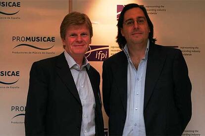 De izquierda a derecha, John Kennedy, presidente de la IFPI, y Antonio Guisasola, presidente de Promusicae.