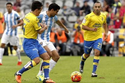 Roque Mesa pugna con Chory Castro.