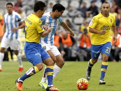 Roque Mesa pugna con Chory Castro.