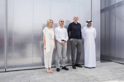 Usando uma camisa polo preta, o arquiteto Rem Koolhaas, que desenhou o Concrete, um novo espaço de exposição em Dubai. À esquerda, o arquiteto Iyad Alsaka, sócio do seu estúdio, e a lituana Vilma Jurkute, diretora da Alserkal Avenue, antiga área industrial que concentra as principais galerias da cidade desde sua refundação como distrito artístico. À direita, o mecenas e empresário Abdelmonem bin Eisa Alserkal.