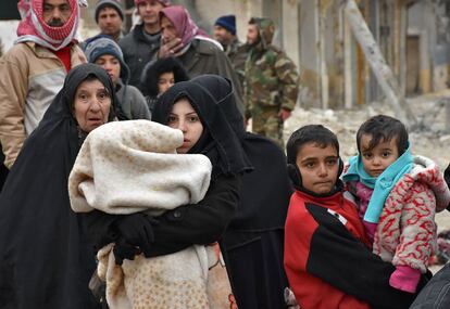 Civiles sirios huyen del barrio rebelde de Hanano, el 30 de noviembre.