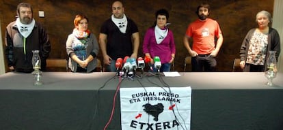 Portavoces de Etxerat en la rueda de prensa que han ofrecido este miércoles en Bilbao. 