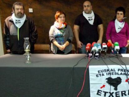 Portavoces de Etxerat en la rueda de prensa que han ofrecido este miércoles en Bilbao. 