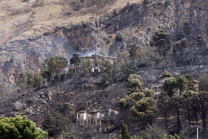 Casas quemadas tras un incendio forestal en el pueblo siciliano de Romitello, Italia, este martes.