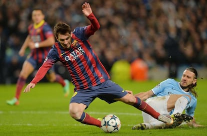 Demichelis hace penalti a Messi