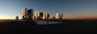 Panorámica del observatorio de Cerro Paranal (enel desierto de Atacama, Chile), en la que destacan las siluetas de los cuatro grandes telescopios VLT.