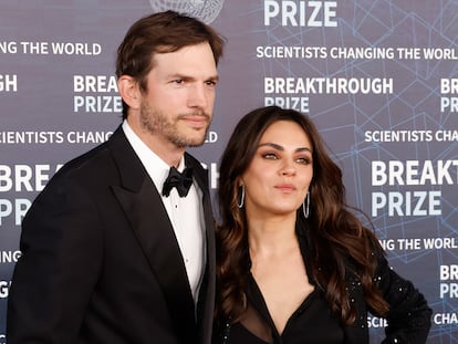 Ashton Kutcher y Mila Kunis en una entrega de premios el 15 de abril de 2023 en Los Ángeles (California).