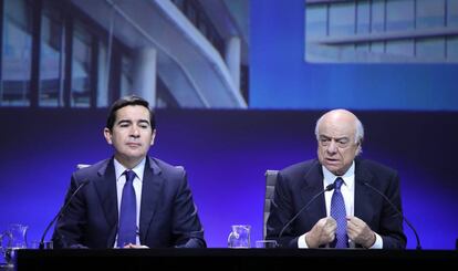 Carlos Torres, presidente del BBVA, a la izquierda, y Francisco González, ex primer ejectuvo de la entidad.