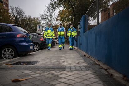 De izquierda a derecha, el médico Mariano Bartolomé, de 45 años y los técnicos de emergencias Francisco Miguel Pérez, de 37 años, y Héctor Martínez, de 35, se dirigen a desayunar a un bar del barrio de las Águilas de Madrid, antes de que empiece su turno a las 9 de la mañana.