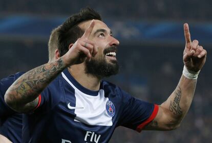 Lavezzi, del PSG celebra tras marcar contra el Bayer Leverkusen, sentenciando la eliminatoria de octavos de la Liga de Campeones.