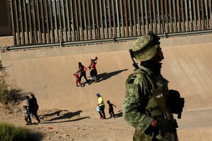 Un miembro de la Guardia Nacional observa a los migrantes que cruzan ilegalmente a El Paso, Texas (Estados Unidos), desde Ciudad de Juárez (México).