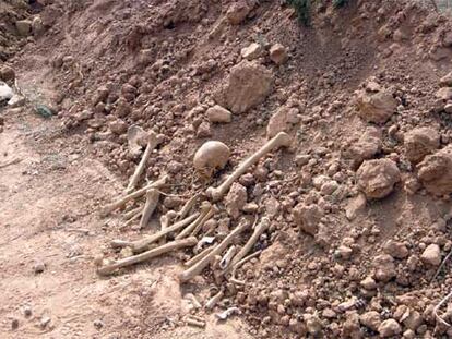 Restos humanos del cementerio de Valencia fotografiados por EU en la cantera de Sagunto.