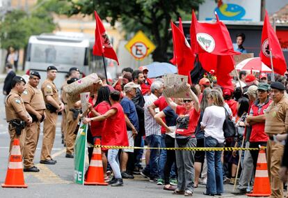 Manifestantes pedem a libertação de Lula ao lado da sede da Polícia Federal em Curitiba. 