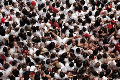 Al margen de los encierros, un total de 302 actos, uno por cada 20 minutos, configuran el programa festivo de los Sanfermines 2006, en el que destacan variadas ofertas culturales y tradicionales, con la música, las actividades infantiles y la colección de fuegos artificiales como protagonistas.  Además, el deporte rural, las danzas y los cantos populares contribuirán a animar el ambiente de nueve días de fiesta en la capital navarra. El presupuesto asciende este año a 2.994.026 euros, un 5,7% más que en las fiestas de 2005.