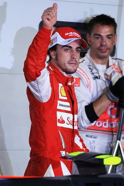 Alonso celebra su 'pole' en el Gran Premio de Singapur.