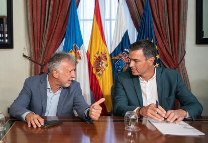 El presidente de Canarias, Ángel Víctor Torres (izquierda), conversa con el presidente del Gobierno, Pedro Sánchez, durante su visita a La Palma, este martes.