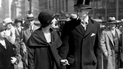 Una mujer exhibe su “antorcha de libertad” en Nueva York, en 1928, en una acción organizada por Bernay para la American Tobacco Company.