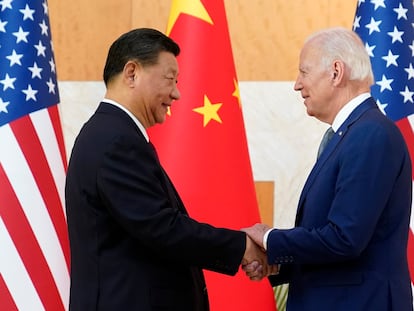 El presidente chino, Xi Jinping, y su homólogo estadounidense, Joe Biden, se saludan el 14 de noviembre de 2022, durante una cumbre del G-20 en Bali.