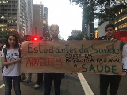 "Estudantes da Saúde advertem: corte em pesquisa faz mal à saúde": cartaz na avenida Paulista.