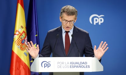 El líder del PP, Alberto Núñez Feijóo, durante la rueda de prensa ofrecida en la sede de la formación, en Madrid.
