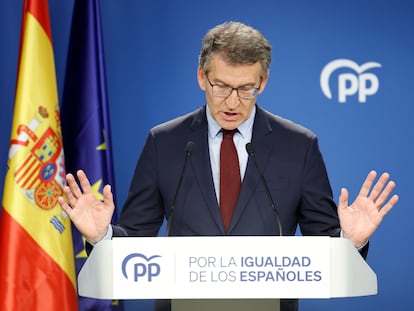 El líder del PP, Alberto Núñez Feijóo, durante la rueda de prensa ofrecida en la sede de la formación, en Madrid.