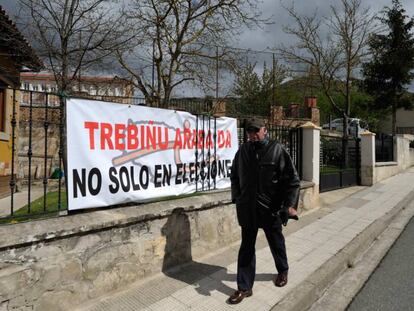 Un vecino de Treviño pasea junto al único cartel que sitúa al Condado en elecciones.