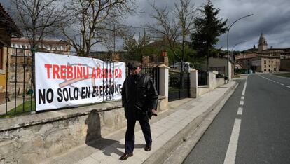 Un vecino de Treviño pasea junto al único cartel que sitúa al Condado en elecciones.