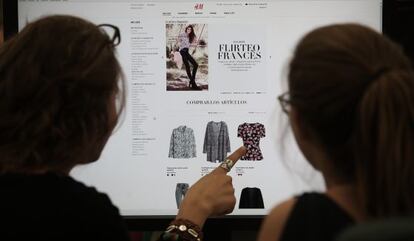 Dos usuarias miran la nueva web de H&M.