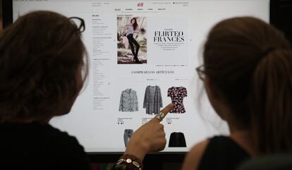 Dos usuarias miran la nueva web de H&amp;M.