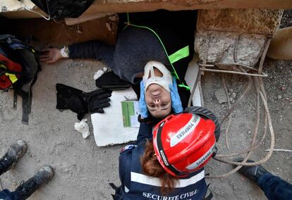 Un niño es rescatado durante un ejercicio de simulación de terremoto en Bouira, al norte de Argelia.