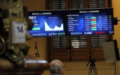 Un monitor de la Bolsa de Madrid, durante la cotización de ayer.