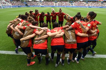 Las jugadoras españolas se reúnen antes de iniciar el partido.