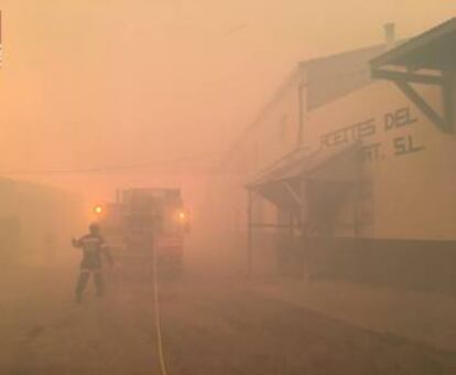 Bomberos en el incendio de Culla.