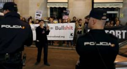 Alrededor de cincuenta personas se han manifestado en Madrid contra la "Blancanieves" de Pablo Berger, elegida candidata a representar a España en los próximos Oscar, por "el maltrato y muerte de varios toros durante el rodaje de la película".