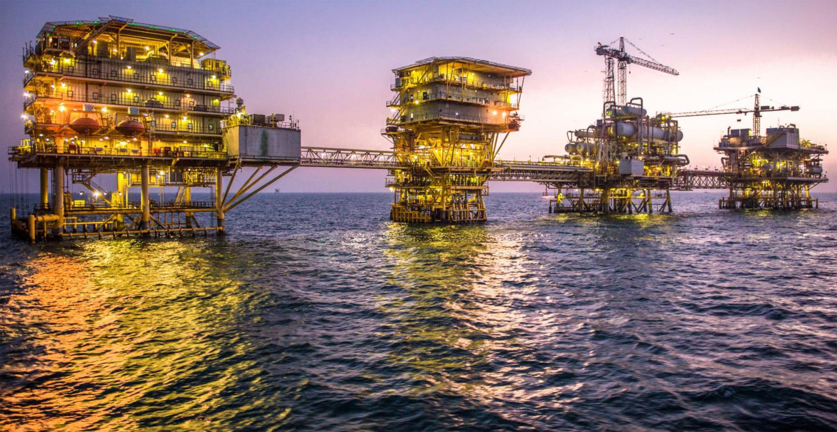 “El Futuro del Petróleo: ¿Hasta Dónde Se Desplomará el Precio del Oro Negro?”