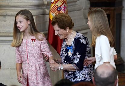 La princesa Leonor y la infanta Sofía acompañan a Clotilde Veniel, una mujer de 107 años, que fue premiada en la ceremonia de la Orden del Mérito Civil en el Palacio Real, el 19 de junio de 2019 en Madrid.