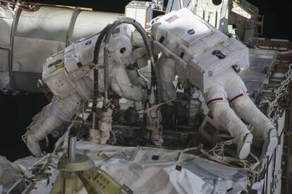 Kelly y Kjell Lindgren trabajan en el exterior de la EEI en su segundo paseo espacial.