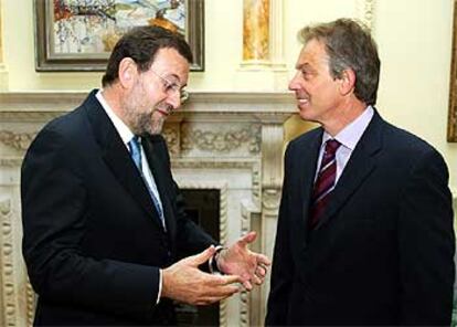 Rajoy y Blair, durante su encuentro en Downing Street,esta mañana.