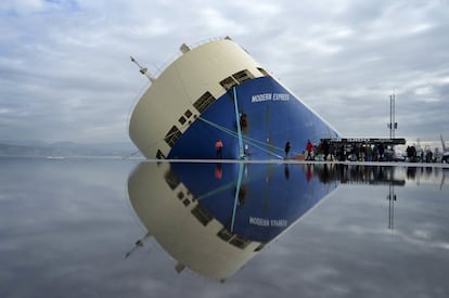 El buque 'Modern Express', tras ser remolcado al puerto de Bilbao.