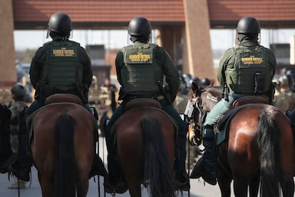 Agentes de la policía fronteriza sobre unos caballos, durante el entrenamiento de capacitación en la frontera de Hidalgo, en Texas.
