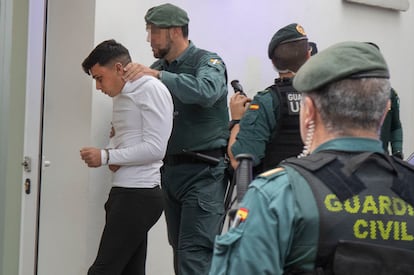 Los detenidos han llegado en torno a las 10 de la mañana al juzgado de Barbate y han accedido por la puerta de atrás del edificio.