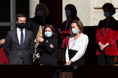 Desde la izquierda (en la primera fila), el presidente del PP, Pablo Casado; la portavoz del PSOE en el Congreso, Adriana Lastra, y la portavoz del Grupo Popular en el Congreso, Cuca Gamarra, en la tribuna de invitados.