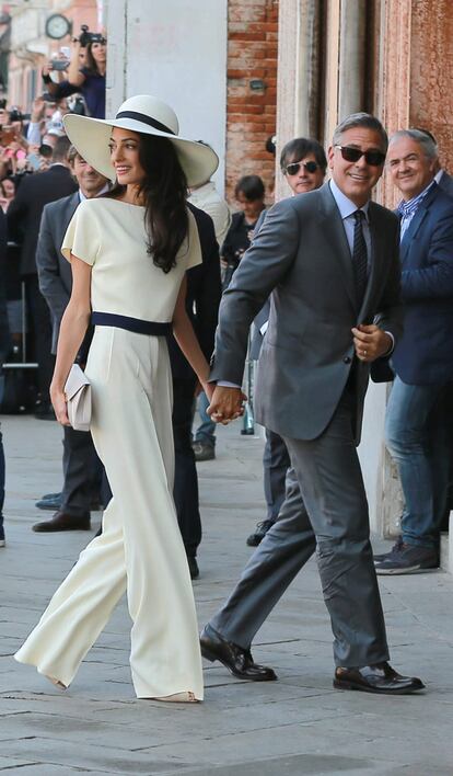 La boda de George y Amal Clooney duró cuatro días y se celebró en dos sitios distintos. La primera, la civil, tuvo lugar en Venecia. En la imagen, ambos entran en el Ayuntamiento. 