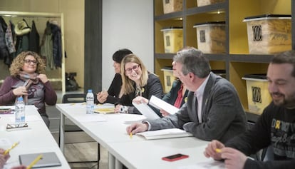 Una imagen de la primera reunión de la dirección de La Crida. De izquierda a derecha, Marina Geli, Pilar Calvo, Elsa Artadi, Gemma Geis y Toni Morral.