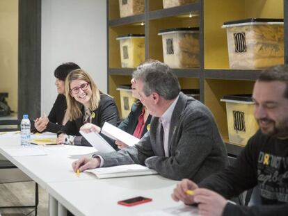 Una imatge de la primera reunió de la direcció de la Crida. D'esquerra a dreta, Marina Geli, Pilar Calvo, Elsa Artadi, Gemma Geis i Toni Morral.