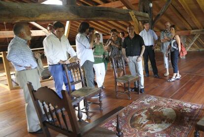 Miembros de todos los grupos del Ayuntamiento de San Sebastián visitan el caserío Aizpurua, el lugar en el que en 1813 se decidió reconstruir la ciudad.