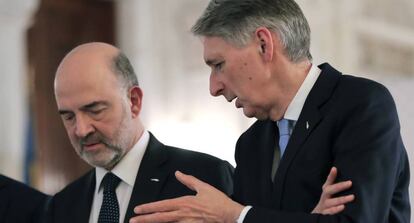 Philip Hammond, a la derecha, junto al comisario europeo de Economía, Pierre Moscovici.