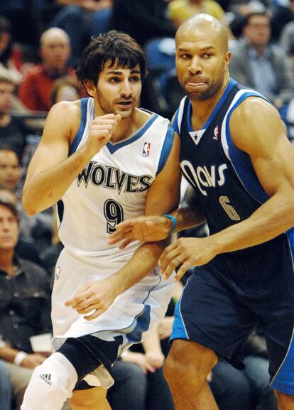 Ricky Rubio, marcado de cerca por Derek Fisher.