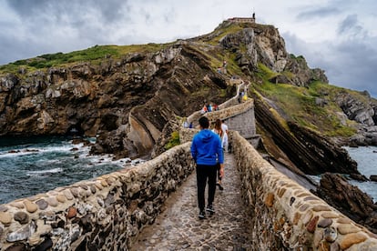 Es uno de los lugares más emblemáticos de la costa vasca, a medio camino entre las localidades vizcaínas de Bakio y Bermeo. Esta pequeña ermita del siglo X despunta sobre el islote de Gaztelugatxe (castillo de roca, en euskera), un escollo rocoso unido al continente por un escenográfico puente de piedra de dos arcos. Aquí se grabaron escenas de la aclamada serie de fantasía Juego de Tronos, al transmutarse en Rocadragón, el hogar de la madre de los dragones Khaleesi. Junto con otra pequeña isla vecina, la de Aqueche, forma un biotopo protegido, que se extiende desde la localidad de Bakio hasta el cabo Machichaco en Bermeo, en el golfo de Vizcaya. Su singular silueta probablemente sea una de las imágenes más fotografiadas de toda la península Ibérica y un emblema del Cantábrico. Para alcanzar el santuario, lugar de peregrinación de los marineros de la zona, hay que subir un total de 241 escalones. Según la tradición, si se dan tres campanazos y se formula un deseo, este se cumplirá con total seguridad. Supersticiones aparte, las magníficas vistas sobre el mar ya son una excelente recompensa al esfuerzo. <br><br><i>El islote de Gaztelugatxe está a 44 minutos en coche desde Bilbao.</i>